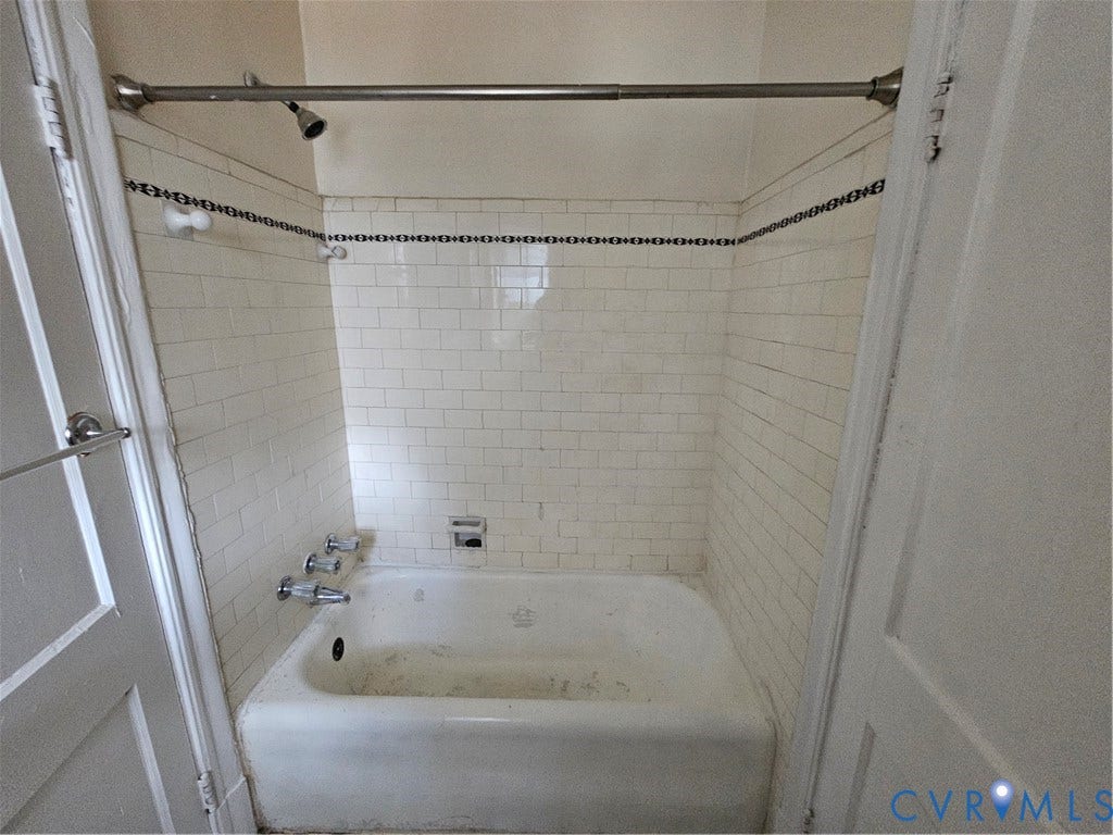 505 N Arthur Ashe Boulevard, #U3, Richmond, VA 23220 Bathtub with white subway tile surround, patterned accent tile, and chrome fixtures