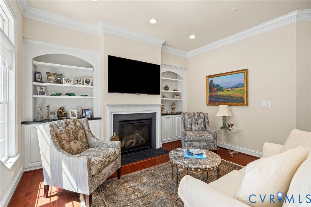 Gas Fireplace, 10 ft. Ceiling, Hardwood Floors, Built-in Shelving & Cabinets.
