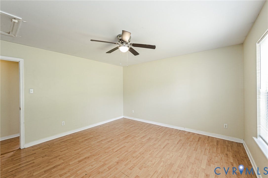 Recessed lighting, wood-finish flooring, ceiling fan with integrated lighting, and a window with blinds