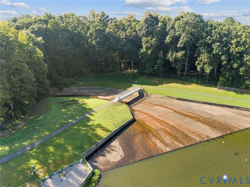 Walking paths and green space wind throughout the neighborhood's common areas.