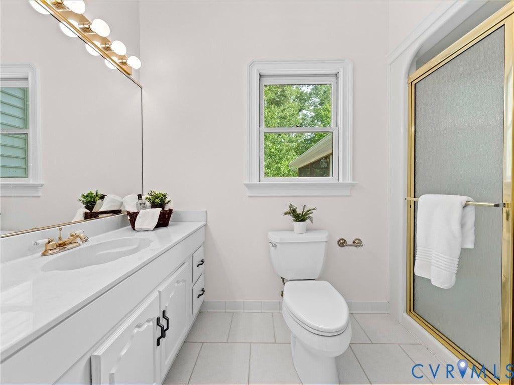 1700 Tigers Road, Manakin Sabot, VA 23103 First floor hall bath adjacent to bedroom.
