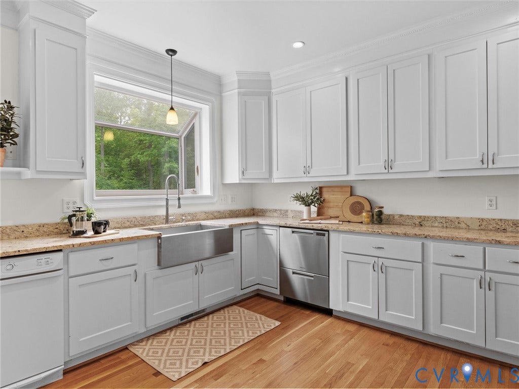 1700 Tigers Road, Manakin Sabot, VA 23103 Farm sink with pretty window overlooking the pool.