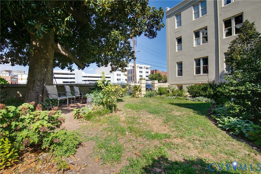 212 W Franklin Street, #U204, Monroe Ward, Richmond, VA 23220 Sitting area and back gardens