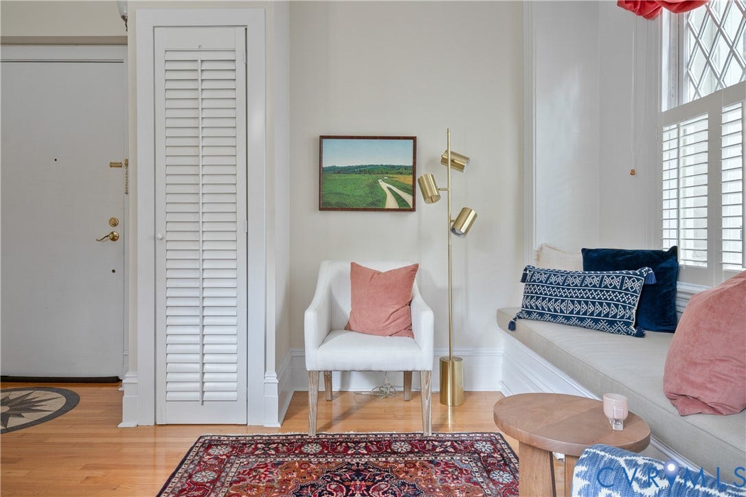212 W Franklin Street, #U204, Monroe Ward, Richmond, VA 23220 Hardwood flooring, bay window with built-in window seat, plantation shutters