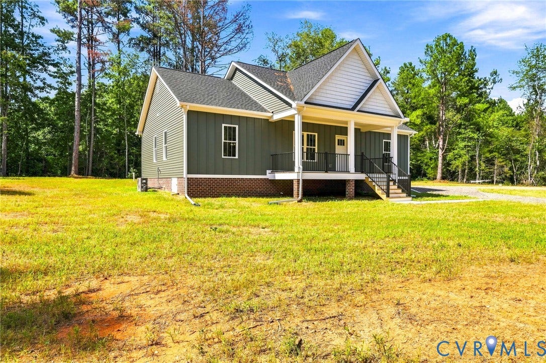 3289 Cumberland Road, Cumberland, VA 23040 Wood-finish flooring, recessed lighting, ceiling fan, walk-in closet, and an attached bathroom with a shower-tub combination