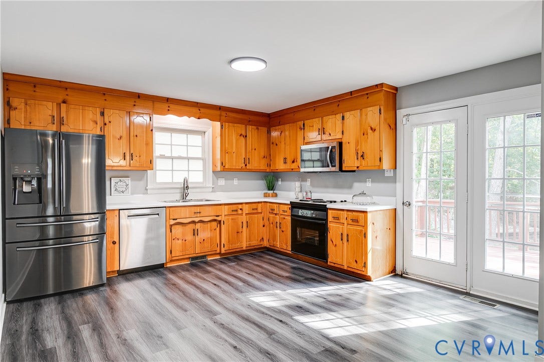 3207 Ludgate Road, Chester, VA 23831 Eat in kitchen with lots of natural light