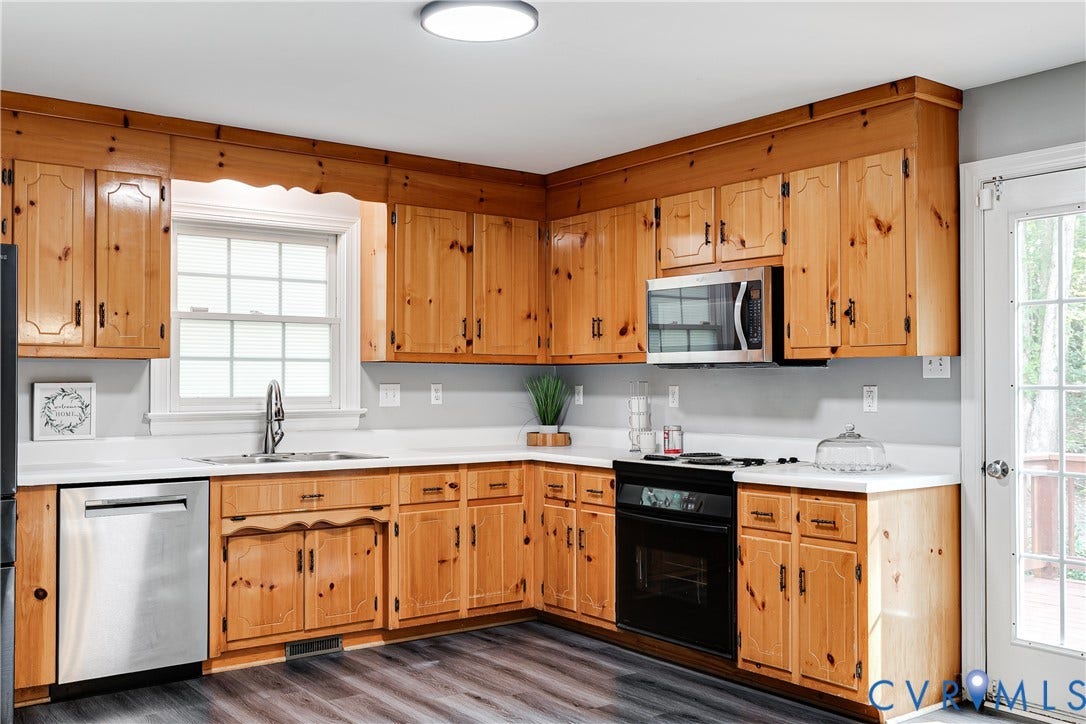3207 Ludgate Road, Chester, VA 23831 Wood-finish cabinetry