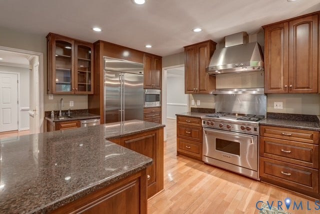 8113 Ainsdale Lane, Chesterfield, VA 23832 Stunning cabinets with glowing stainless steal appliances
