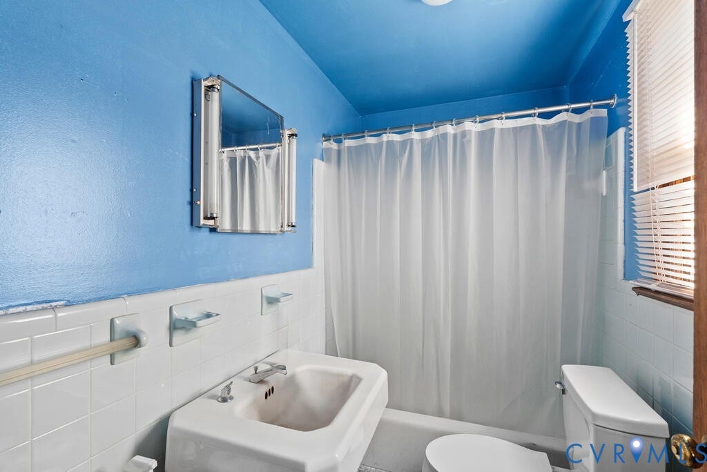 21 Vanderpool Lane, Detached, Cumberland, VA 23040 Bathroom featuring a wall-mounted sink, toilet, and bathtub with a shower curtain