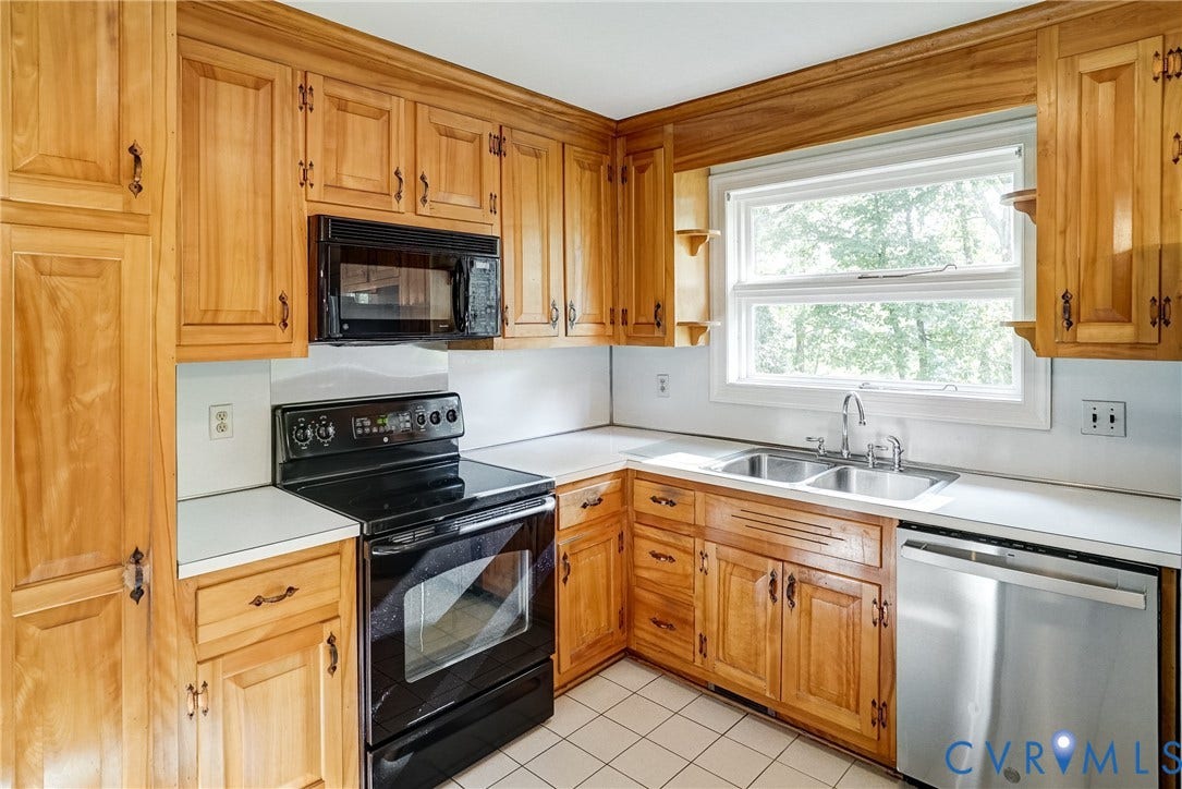 1407 W Monmouth Court, Henrico, VA 23238 Another kitchen view. Window over sink overlooks private backyard.