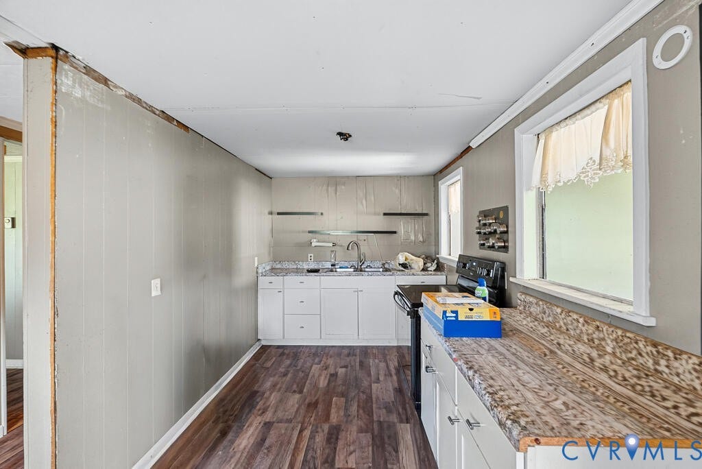 21 Vanderpool Lane, Detached, Cumberland, VA 23040 White cabinetry with silver hardware