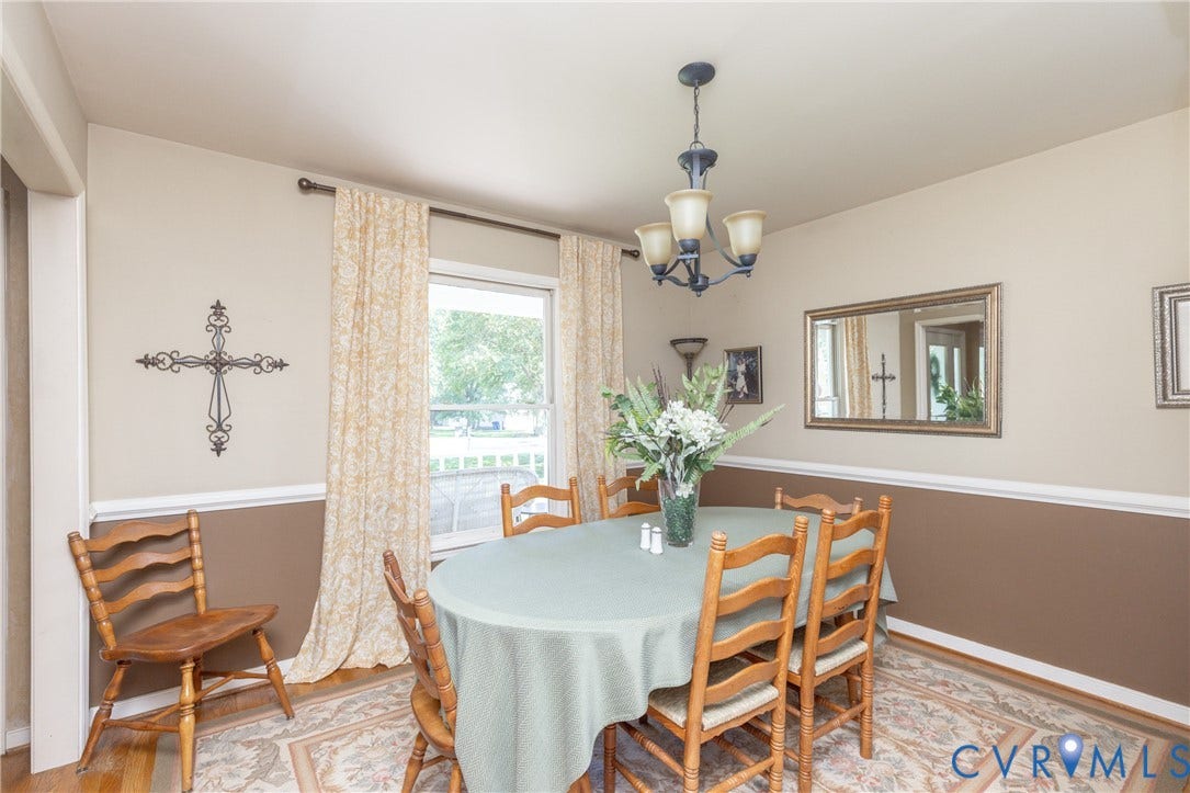 13802 Rockhaven Drive, Thornhill, Chester, VA 23836 Wood-finish flooring with a decorative inlay