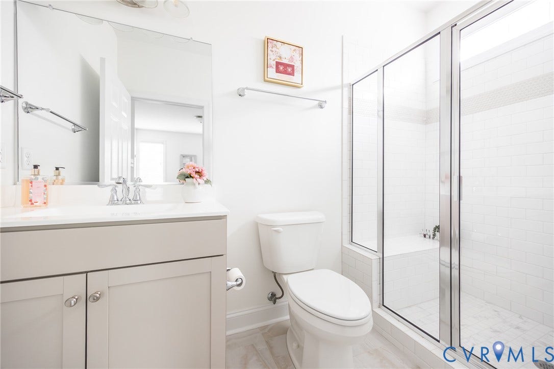 First floor ensuite full bathroom.