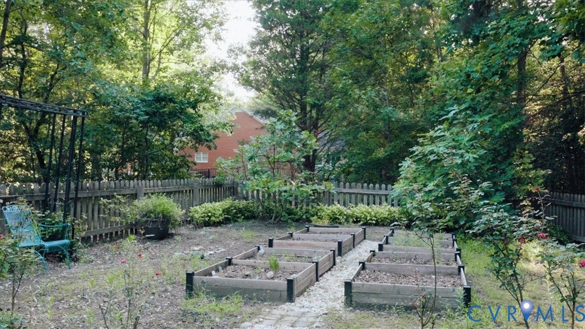 8908 Thomas Higgs Court, Toano, VA 23168 Expansive backyard featuring a wood picket fence, and mature trees. Garden