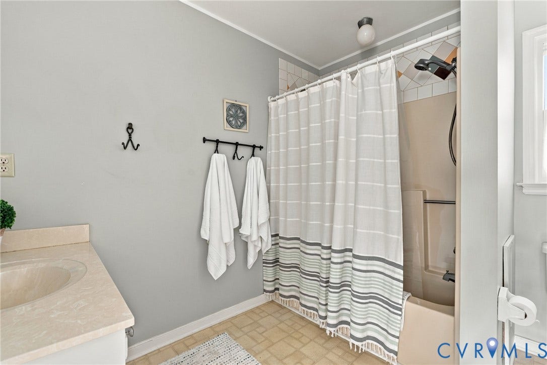 10904 Krossridge Circle, Brandon, North Chesterfield, VA 23236 En-suite bathroom has tub/shower combo