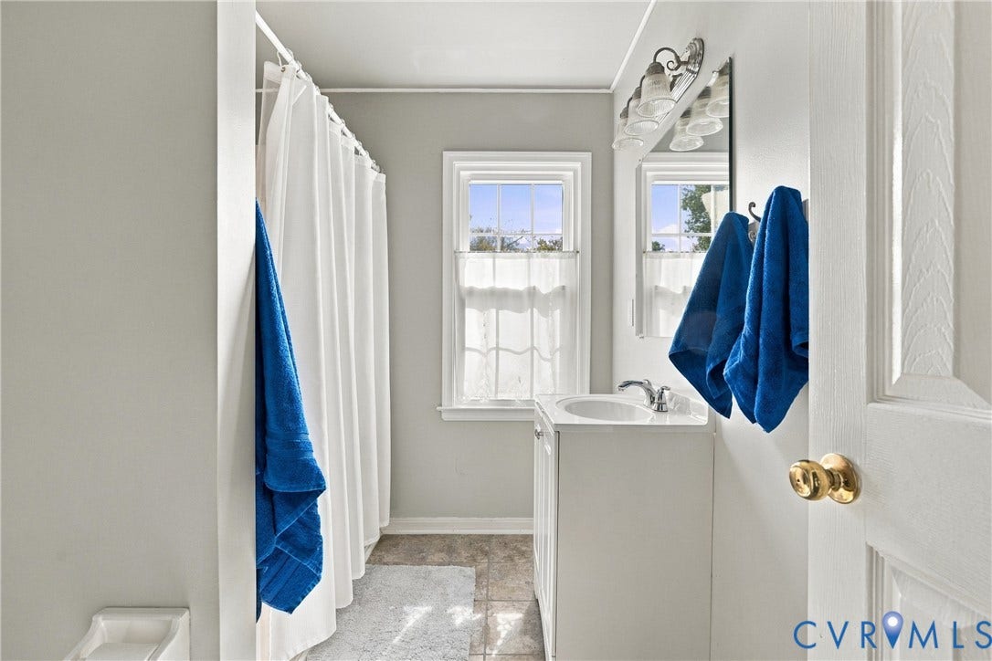 10904 Krossridge Circle, Brandon, North Chesterfield, VA 23236 Hall bathroom has tub/shower combo