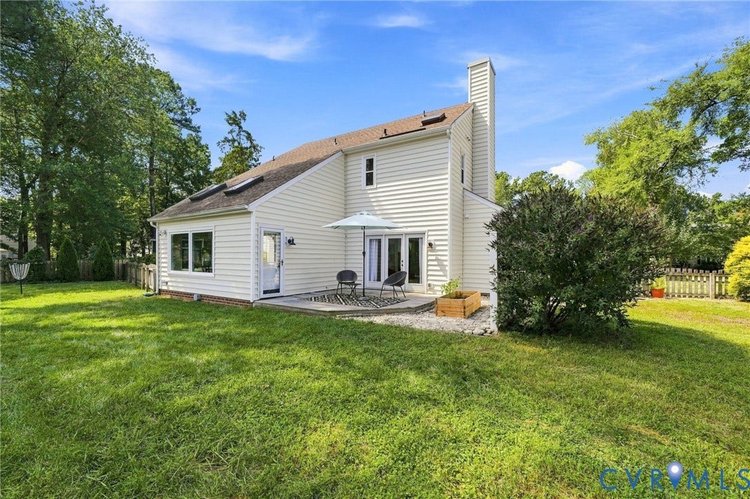 4509 Vienna Woods Place, Innsbrook, Henrico, VA 23060 Spacious backyard featuring a stone patio, mature landscaping, and a white picket fence