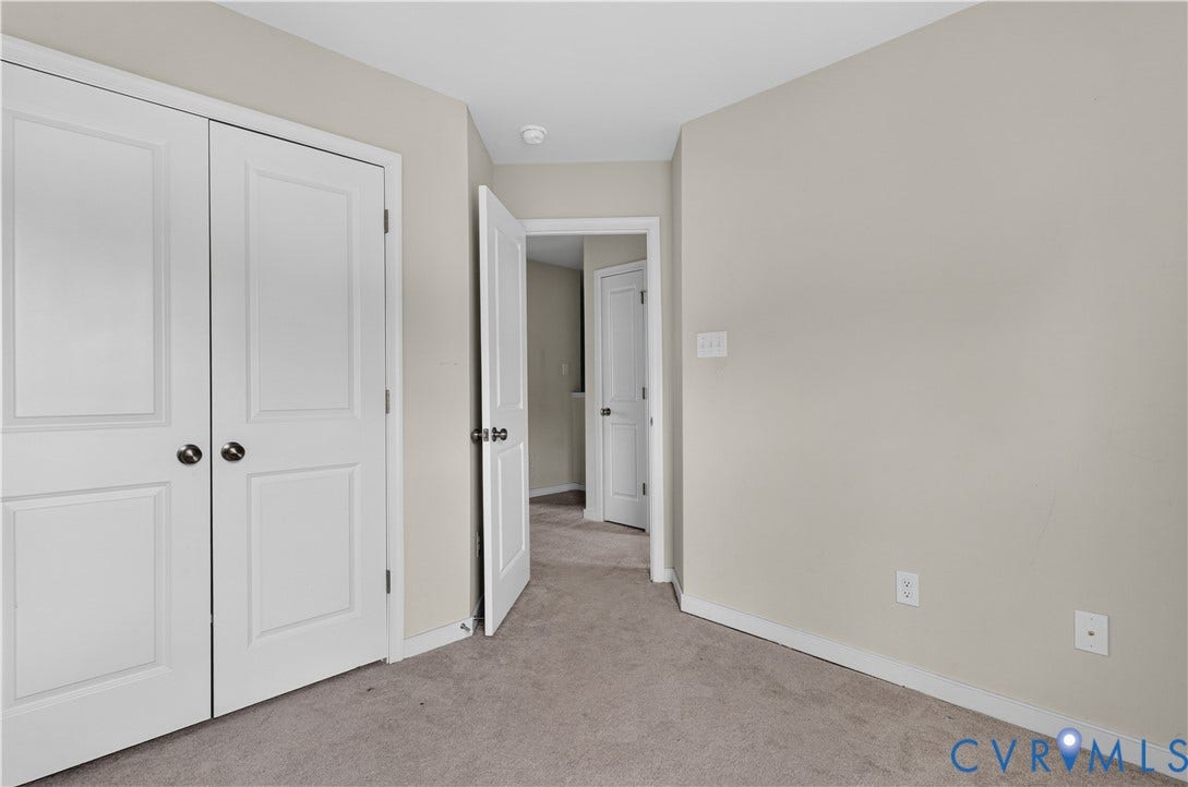Light gray wall finishes