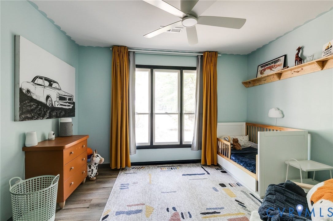 Ceiling fan with integrated lighting