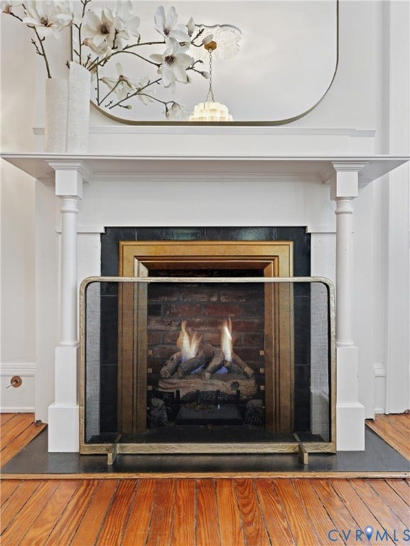 1829 Floyd Avenue, The Fan, Richmond, VA 23220 Functional gas fireplace in double parlor.