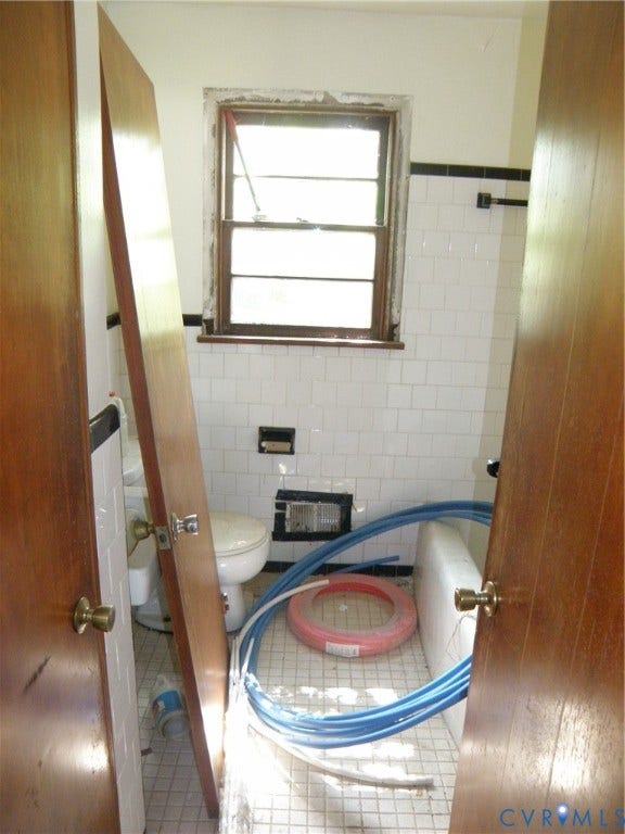 4519 Cranford Avenue, McGuire Area, Richmond, VA 23224 Full bathroom. Note the excellent condition of the original tile - a real time- and money-saver!