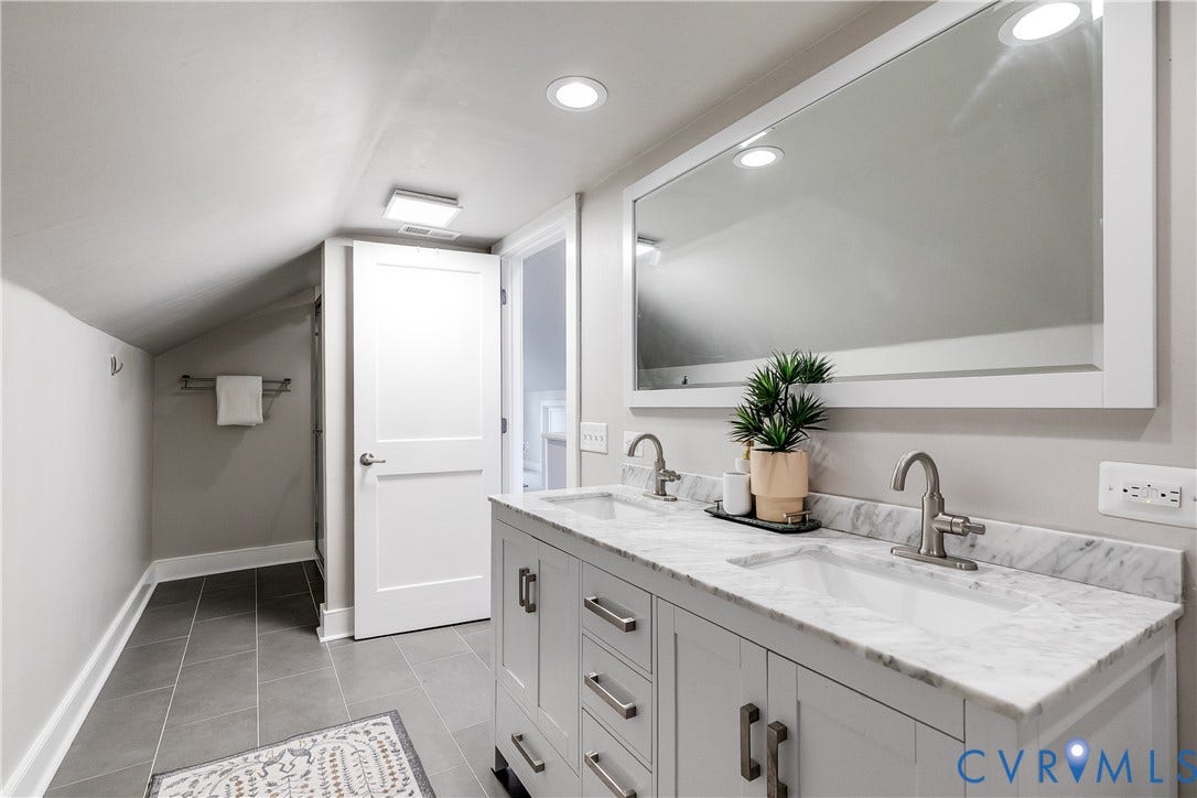 Primary En-suite bathroom