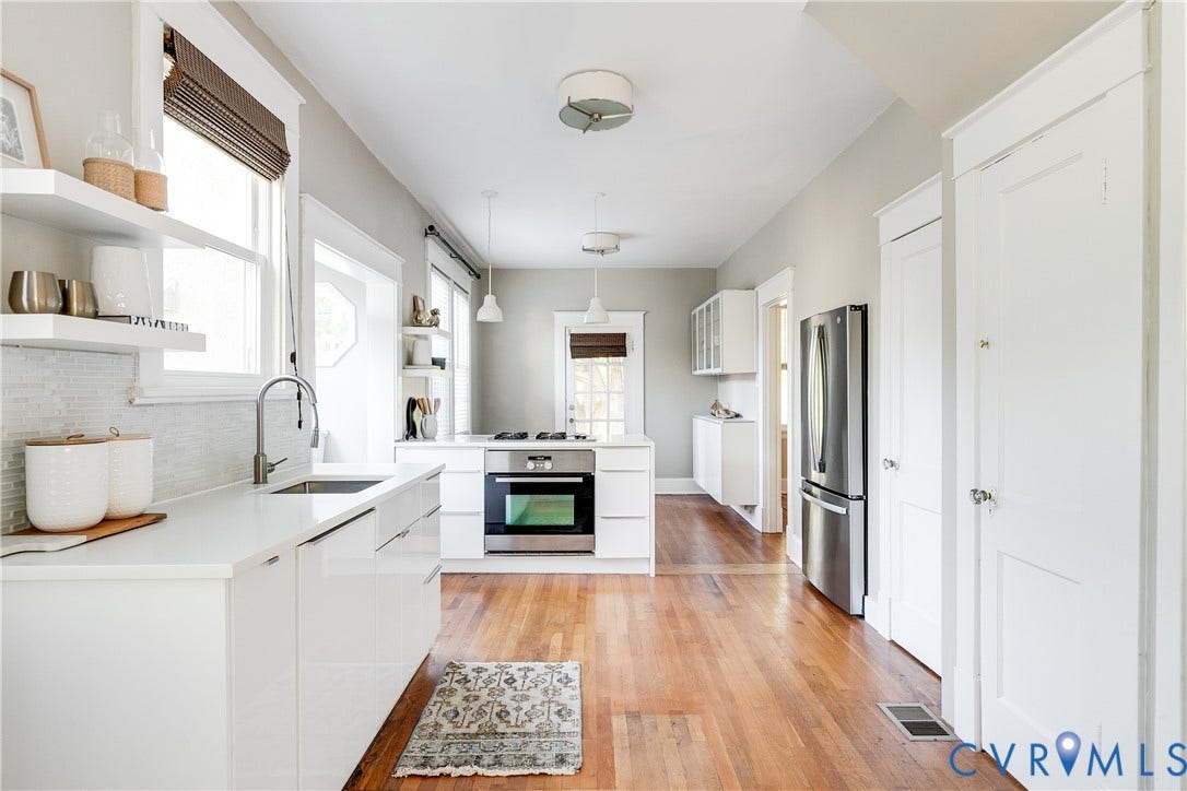 Updated kitchen w/ quartz countertops and plenty of storage