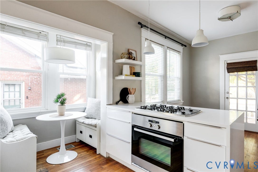 Kitchen w/ breakfast nook