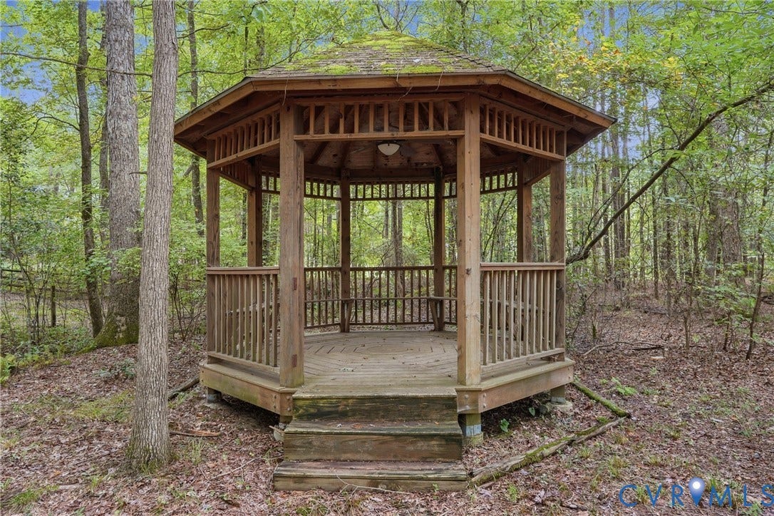 11150 Hames Lane, Glen Allen, VA 23059 Gazebo with built in seating