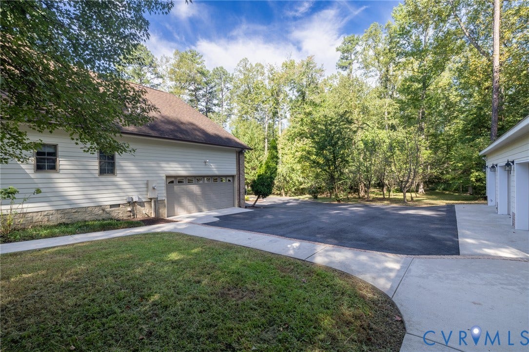 365 Hamlet Road, Manakin Sabot, VA 23103 Expansive paved driveway and concrete pathways