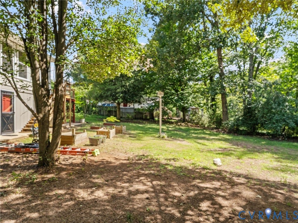 2135 Lakeview Drive, Lake Shawnee, Powhatan, VA 23139 Expansive backyard featuring mature trees and raised garden beds