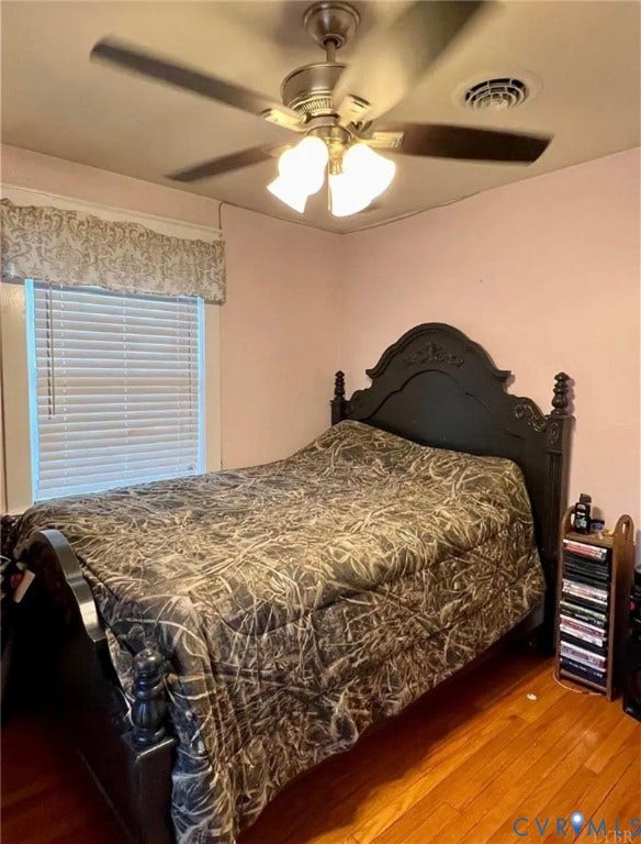 13232 W James Anderson Highway, Courthouse Area, Buckingham, VA 23921 Hardwood flooring, window with blinds, ceiling fan with integrated lighting, recessed circular vent