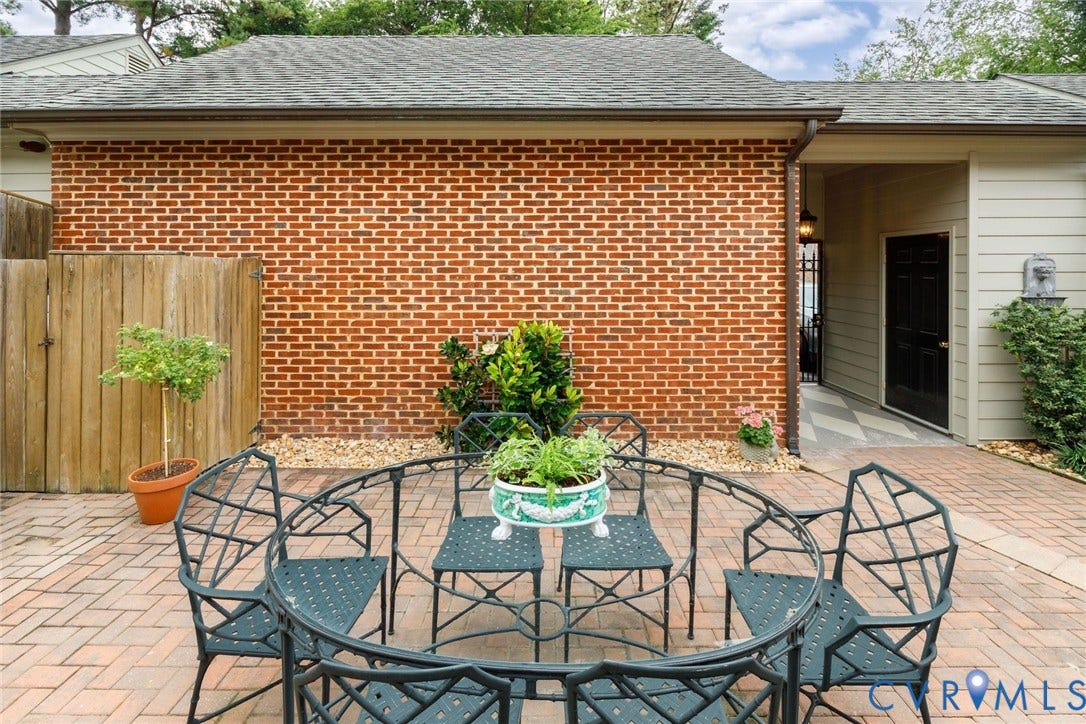 513 St Albans Way, Richmond, VA 23229 Brick garage with breezeway to garden house and gate to rear parking