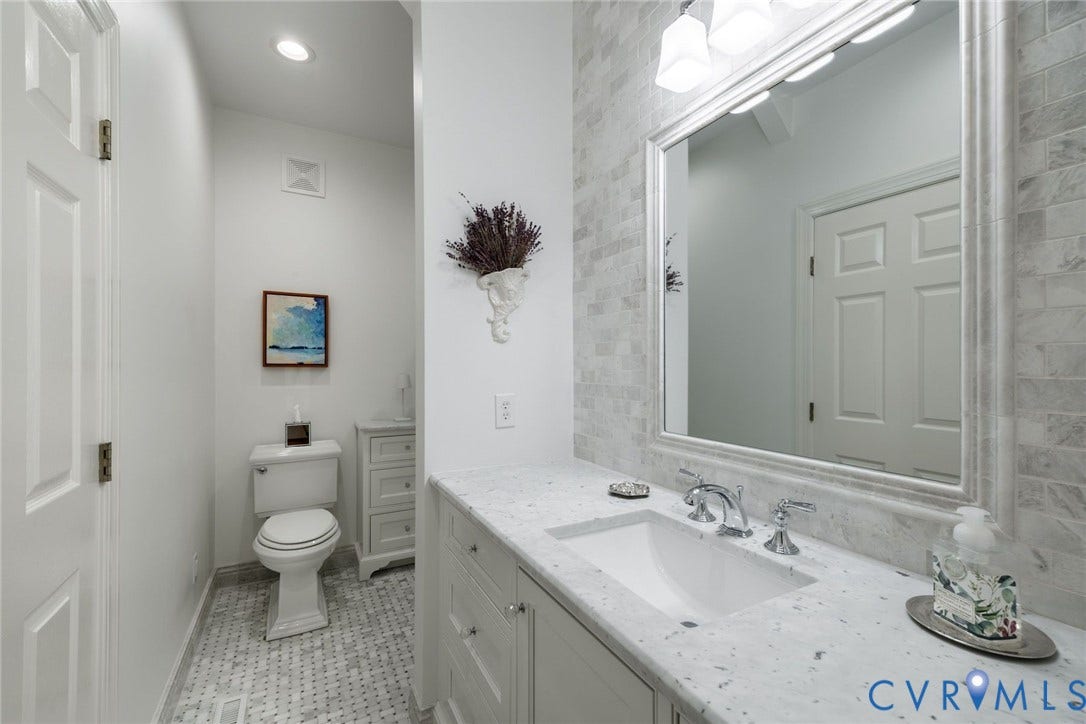 513 St Albans Way, Richmond, VA 23229 1st floor full marble bath