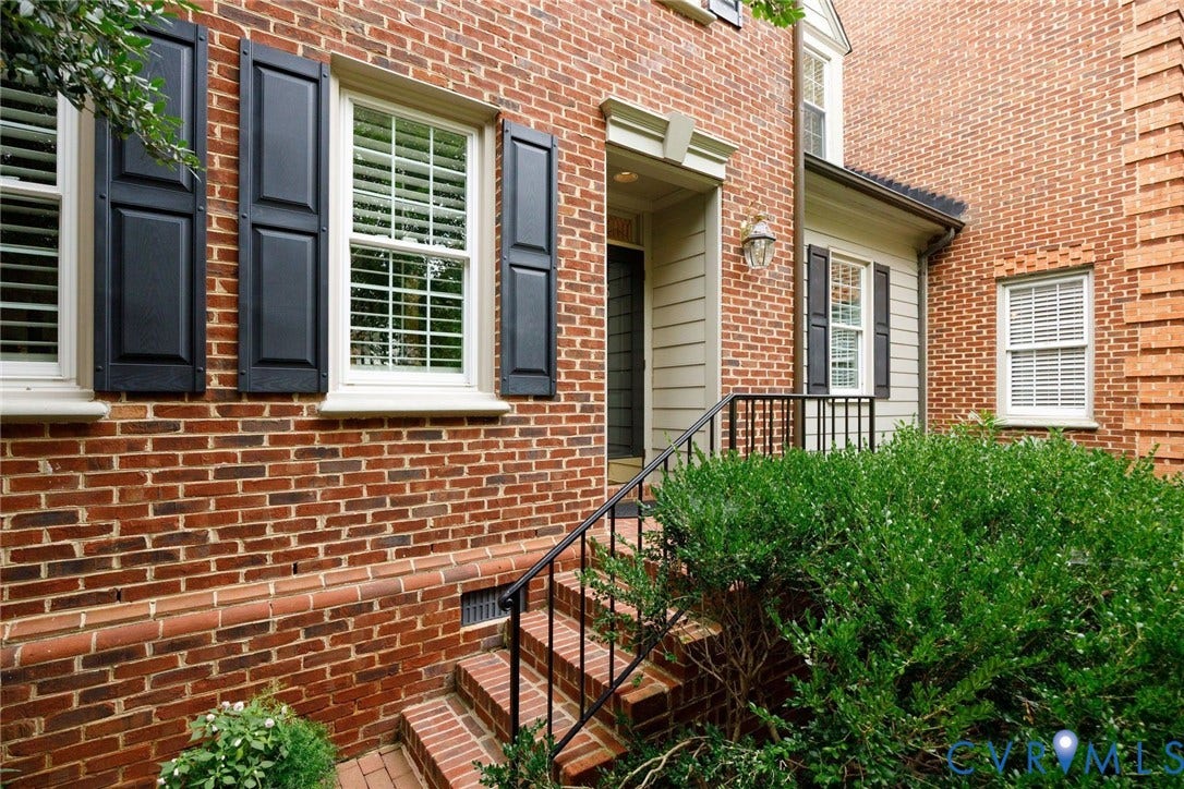 513 St Albans Way, Richmond, VA 23229 Nicely recessed front entryway