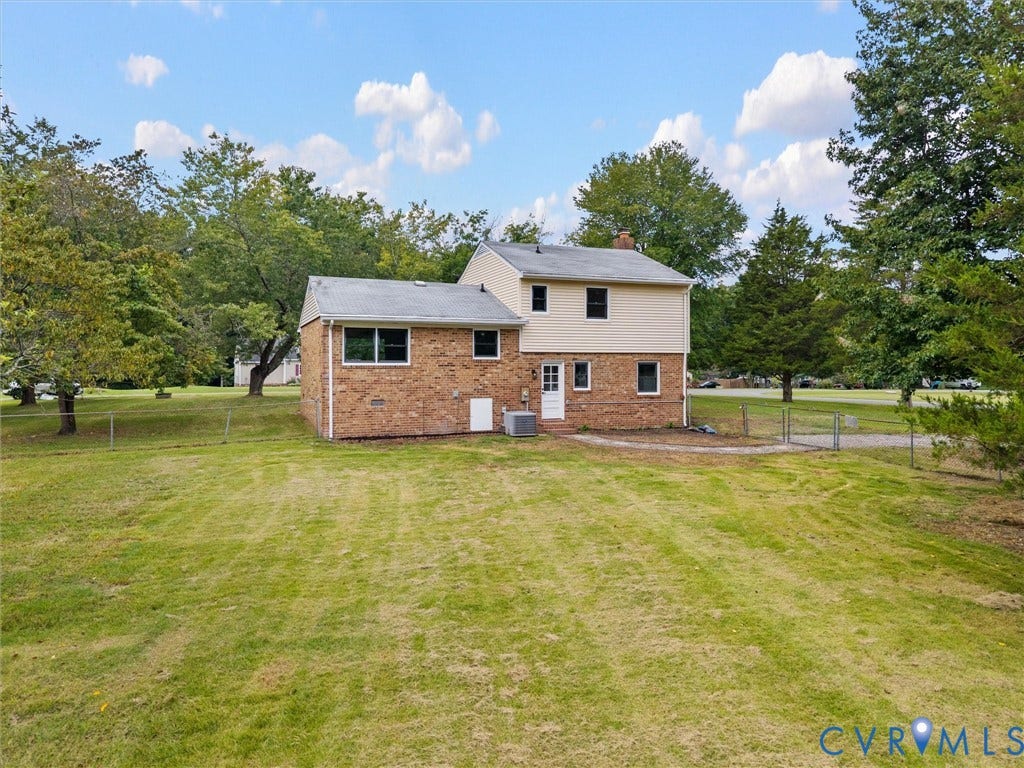 7361 Creekridge Road, Henrico, VA 23231 Expansive green lawn surrounds the property