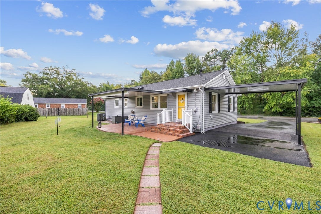 822 Old Town Drive, Colonial Heights, VA 23834 Spacious lawn with a paver pathway leading to a brick patio