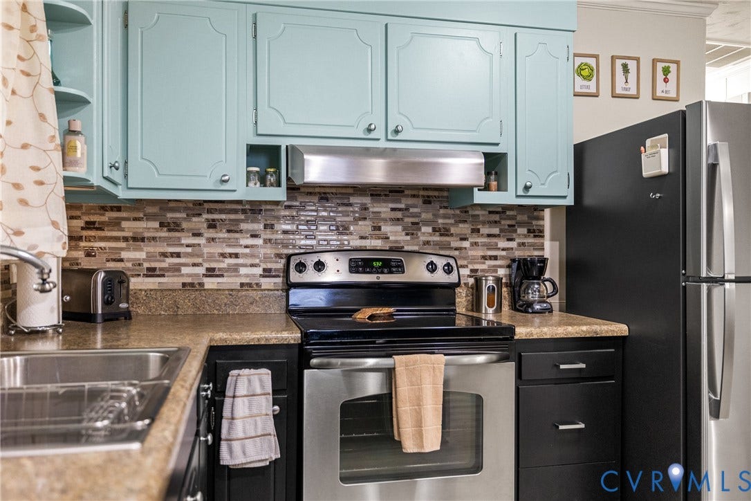 822 Old Town Drive, Colonial Heights, VA 23834 Stainless steel range and overhead vent hood