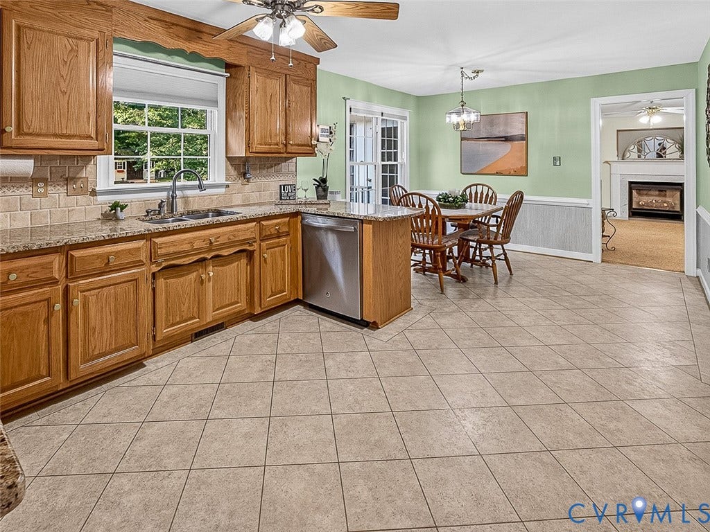 4013 Tweedsmuir Road, Moseley, VA 23120 an adjoining breakfast nook