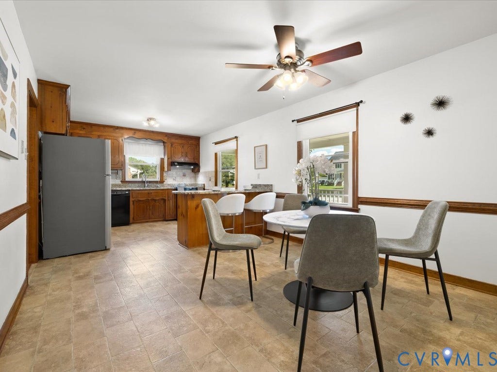 Spacious eat-in kitchen