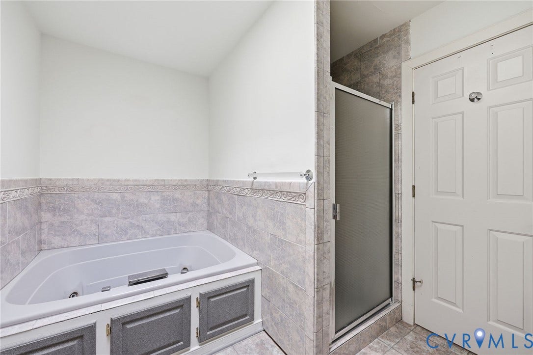 3211 Regatta Pointe Court, Brandermill, Midlothian, VA 23112 Jacuzzi with tile surround.