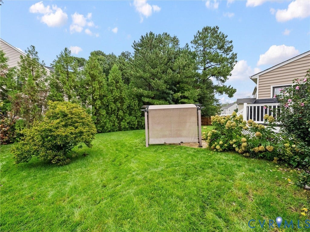 9990 Orchard Meadow Road, Mechanicsville, VA 23116 Expansive lawn area with mature trees and established shrubs