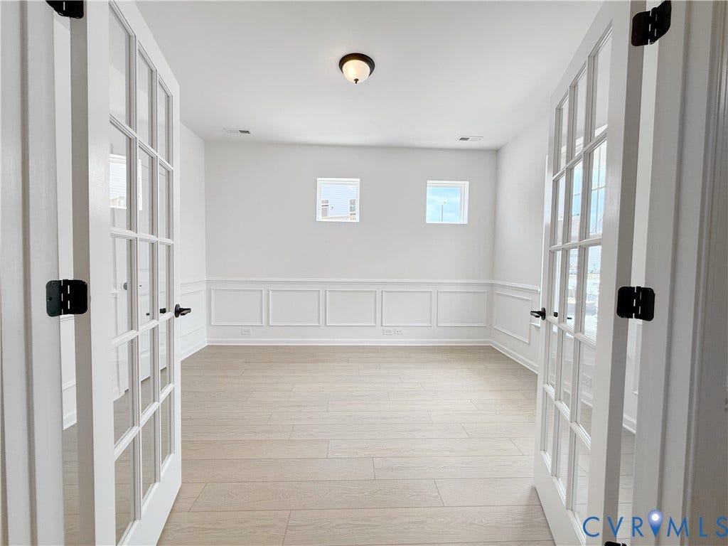 2401 Flora Boulevard, Townes At Arcadia, Henrico, VA 23231 This photo shows a similar floorplan and quality level to Eastwood Homes. Actual design selections and layout may vary.