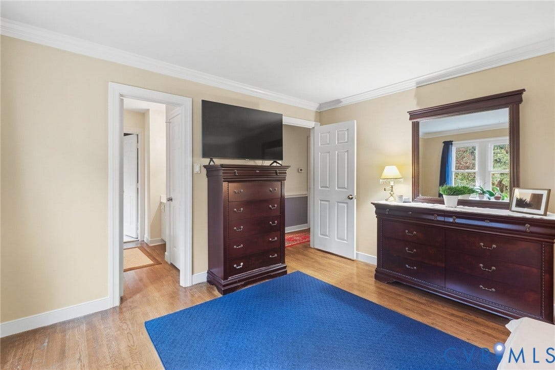 11805 Bedfordshire Square, Henrico, VA 23238 Carpeted landing with white baluster railing, wood handrail