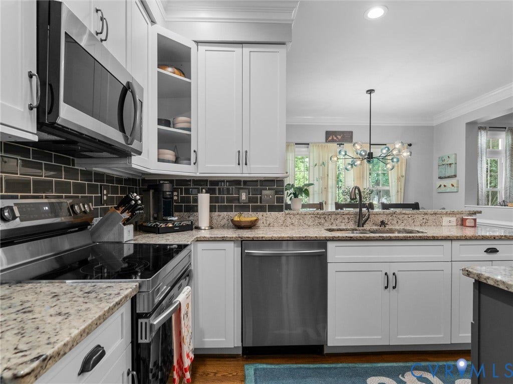 6017 Abington Park Drive, Wyndham, Glen Allen, VA 23059 glass tile backsplash and under cabinet lighting