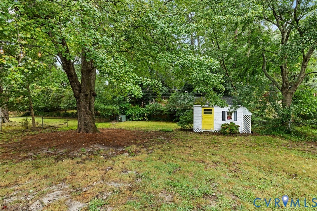 1618 Rockwood Road, Tuckahoe, Richmond, VA 23226 ample fenced yard with a lovely climbing tree and detached shed