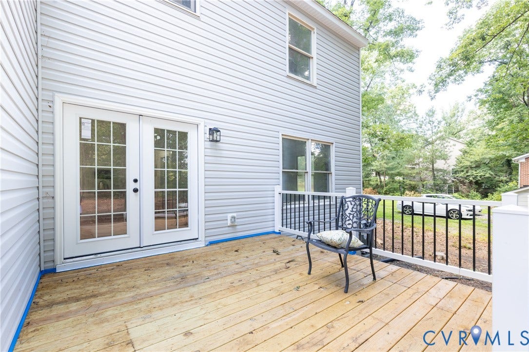 10541 Glencoe Road, Henrico, VA 23060 Wood deck with white railing featuring black spindles