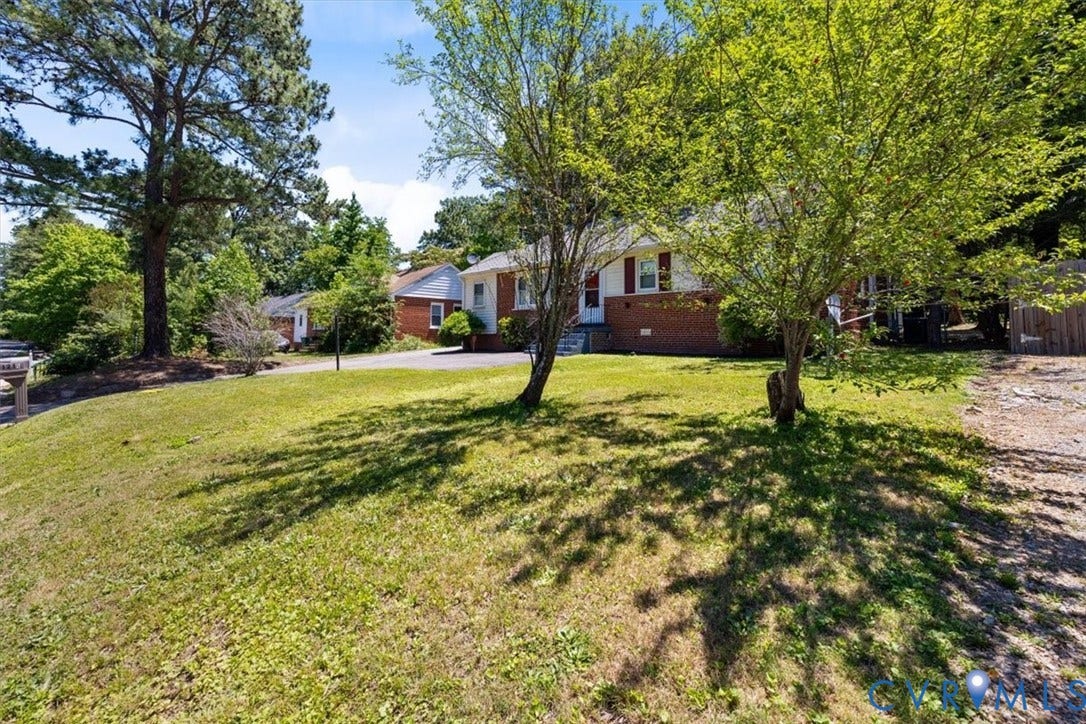 1215 Starling Drive, Henrico, VA 23229 Expansive front yard featuring mature trees and a manicured lawn