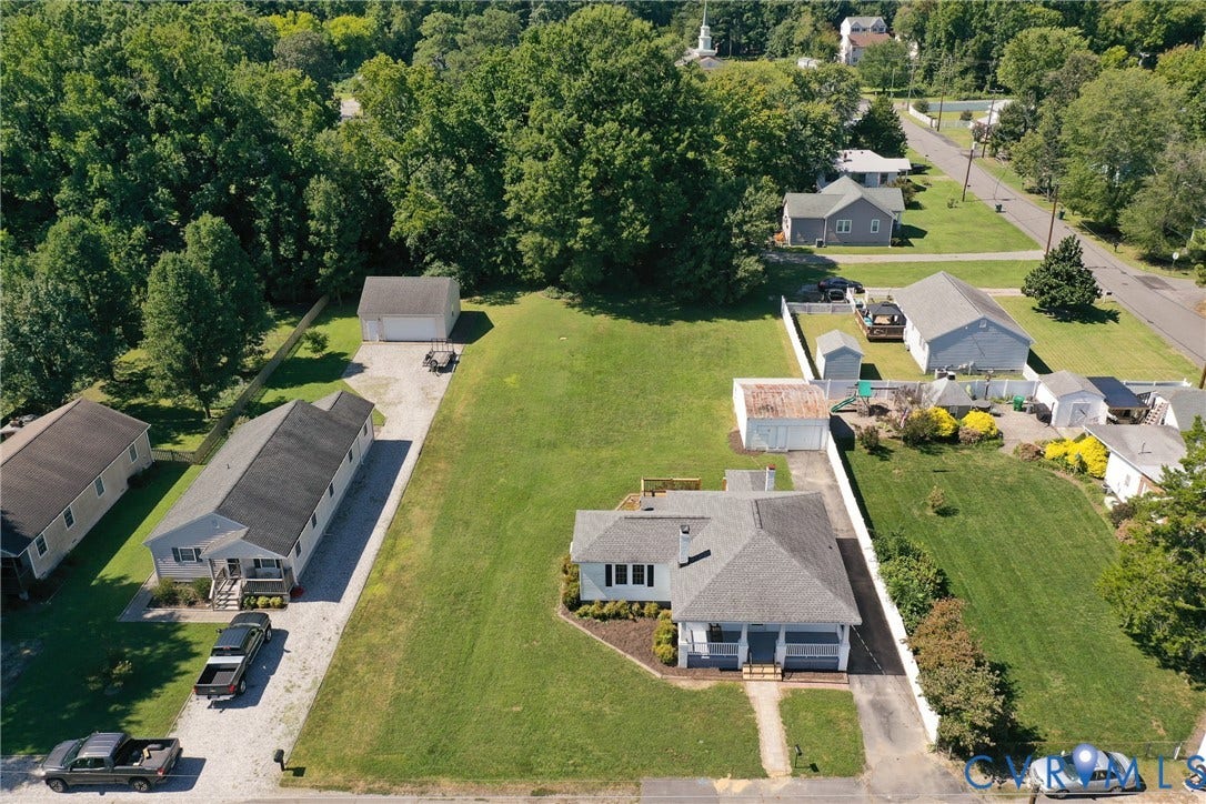 10024 Washington Road, Richmond, VA 23060 Expansive green lawn surrounds the property