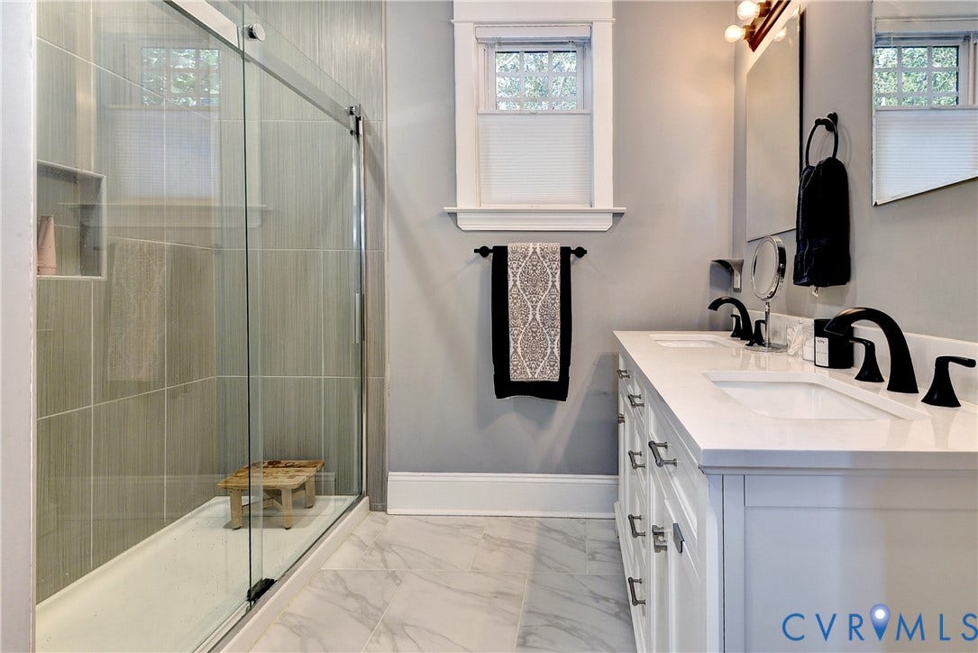 Double sink and Large Shower